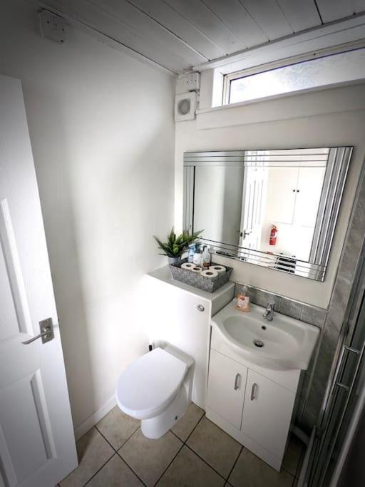 Cosy 2-Bedroom House In Leith Edinburgh Bagian luar foto